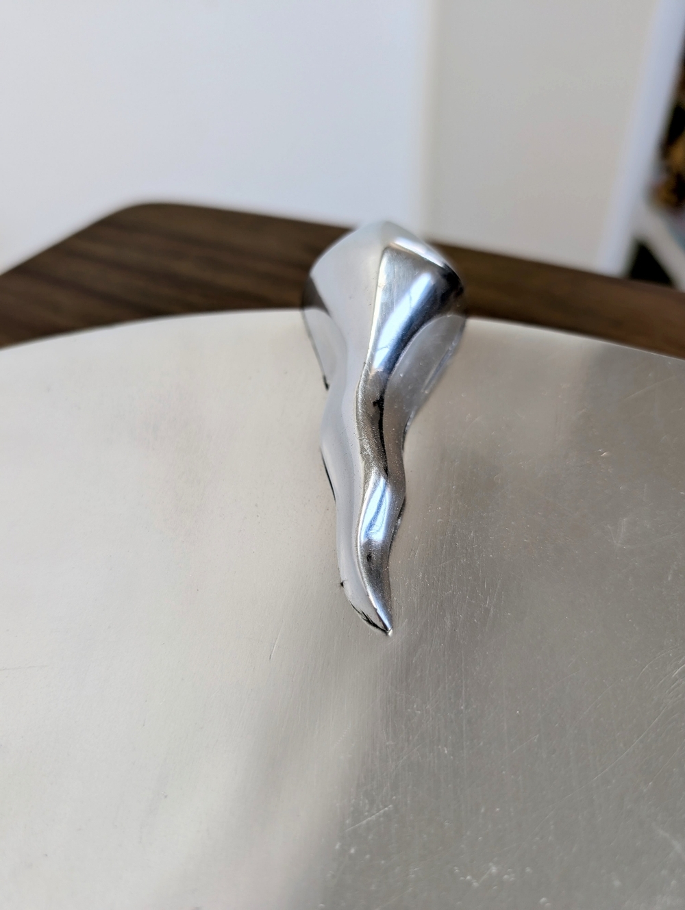 Vintage 80s Claw Footed Brutalist Bright Silver Tone Aluminum Large Platter Bowl - Picture 12 of 16